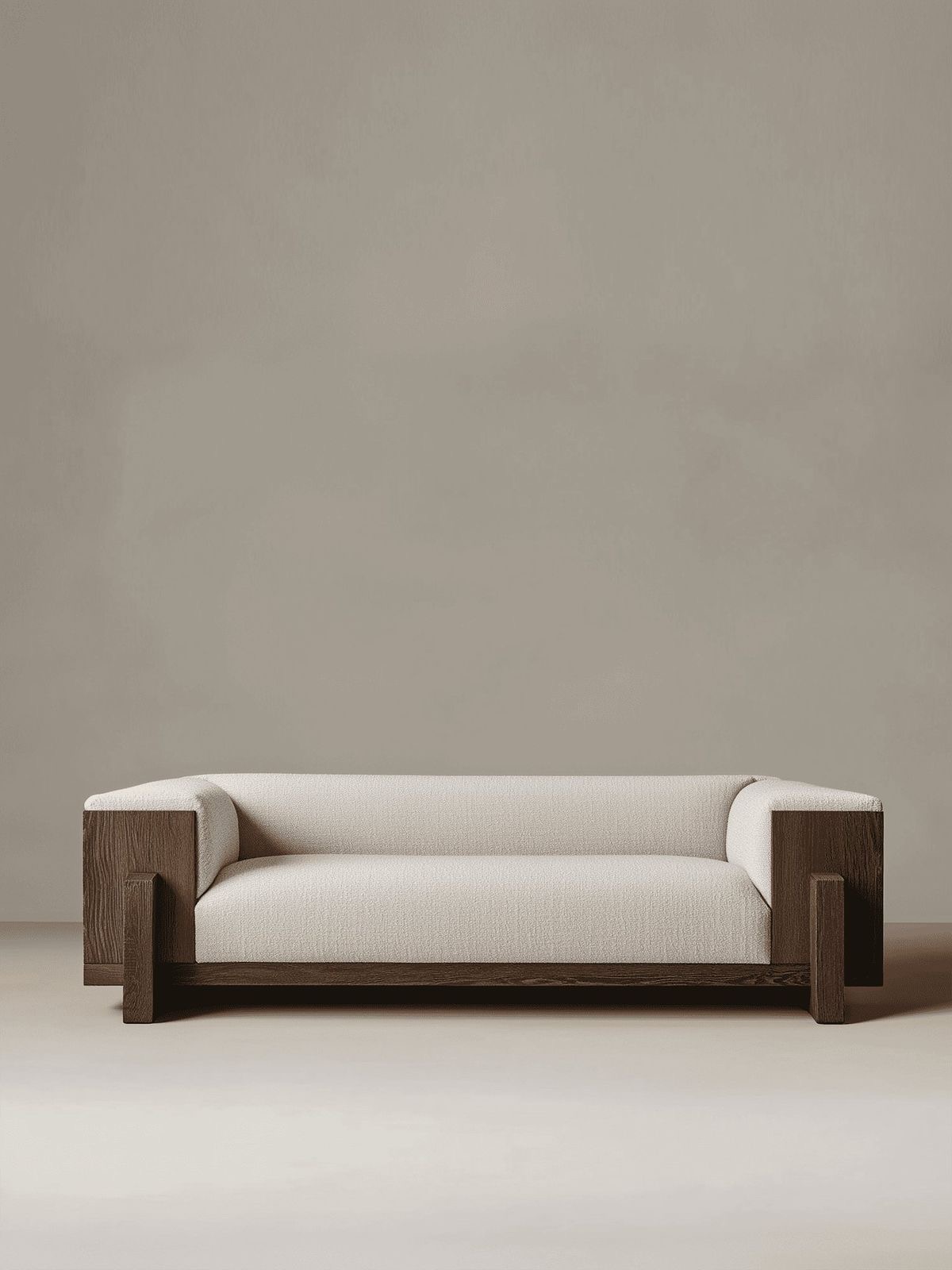 Sofá monolítico con base de madera oscura