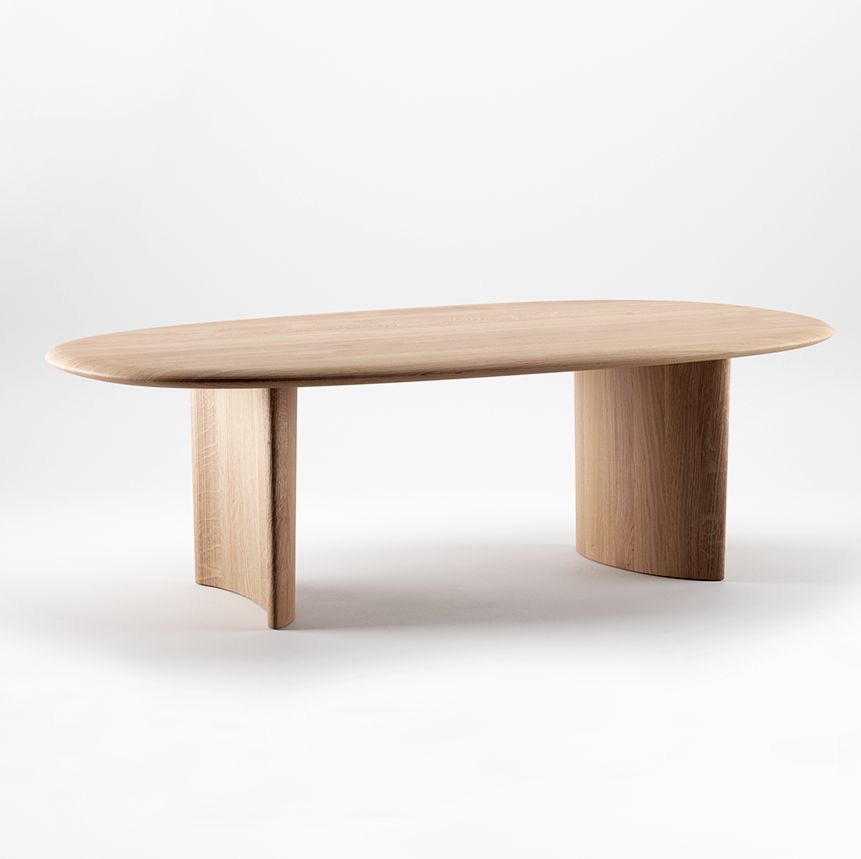 Mesa de comedor ovalada en madera